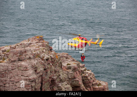 Bretagne, Frankreich - September 27,2010: Such- und Rettungsmaßnahmen zu manövrieren durch Marine Rettungshubschrauber, Bretagne, Frankreich Stockfoto