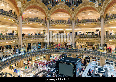 PARIS, Frankreich - 29 Mai: Unbekannte Menschen beim Einkaufen in berühmten Luxus Kaufhaus Lafayette am 29. Mai 2015 in Paris, Frankreich Stockfoto