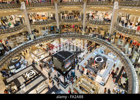 PARIS, Frankreich - 29 Mai: Unbekannte Menschen beim Einkaufen in berühmten Luxus Kaufhaus Lafayette am 29. Mai 2015 in Paris, Frankreich Stockfoto