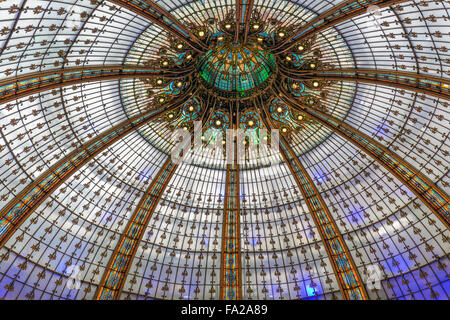 PARIS, Frankreich - 29 Mai: Glasdach des berühmten Luxus Kaufhaus Lafayette am 29. Mai 2015 in Paris, Frankreich Stockfoto