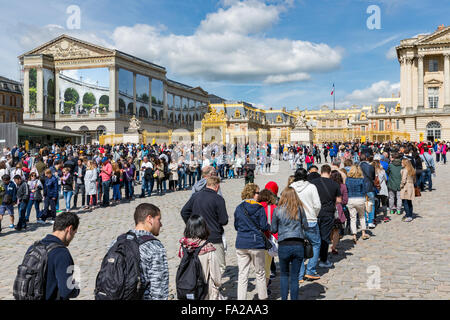 VERSAILLES in PARIS, Frankreich - 30 Mai: Lange Warteschlangen von Besuchern am 30. Mai 2015 am Eingang des Palastes von Versailles Stockfoto