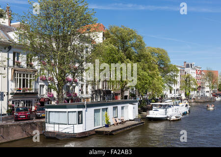 AMSTERDAM, Niederlande - AUG 06: Kanal mit Hausbooten auf 6. August 2015 Innenstadt in Amsterdam Stockfoto