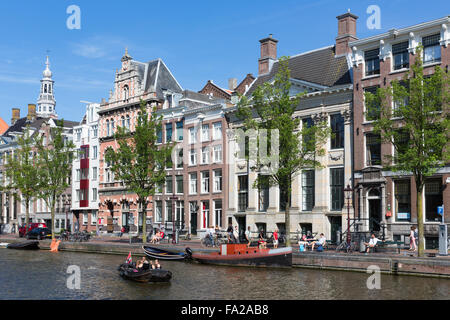 AMSTERDAM, Niederlande - AUG 06: Kleine Boote im Kanal mit historischen Villen am 6. August 2015 in Amsterdam Stockfoto