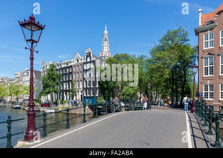 AMSTERDAM, Niederlande - AUG 06: Brücke mit traditionellen Laterne über Amsterdam Canal mit unbekannten Menschen Stockfoto