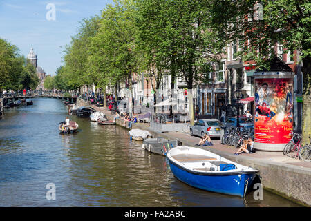 AMSTERDAM, Niederlande - AUG 06: Kleine Boote im Kanal mit historischen Villen am 6. August 2015 in Amsterdam Stockfoto