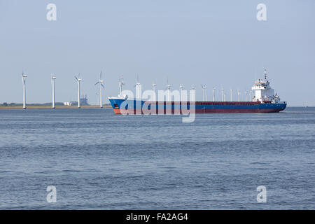 Niederländische Arbeitnehmer beschäftigt mit dem Bau eines großen neuen windturbine Stockfoto