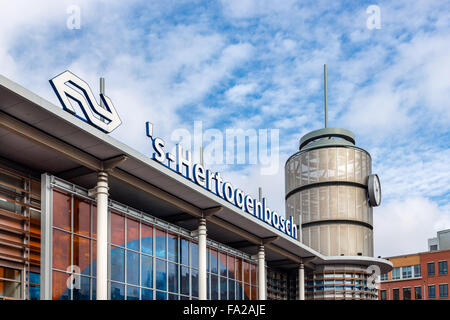 DEN BOSCH, Niederlande - 24 August: Fassade des niederländischen Bahnhof in der Stadt Den Bosch am 24 August 205 in's-Hertogenbosch Stockfoto