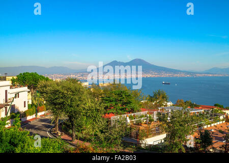 Panorama der Stadt Neapel und Vesuv Vulkan von Belvedere Antonio Iannello gesehen. Stockfoto