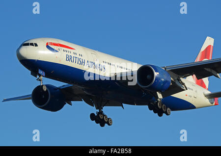 British Airways Boeing 777-236(er) - Flugzeug G-VIIY landet in London Heathrow, Großbritannien Stockfoto