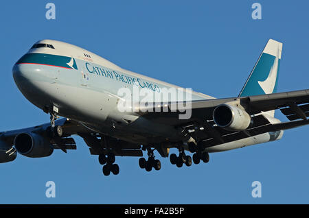 Cathay Pacific Cargo Boeing 747-467F - Jet Airliner Frachtflugzeug B-HUL landet in London Heathrow, Großbritannien Stockfoto