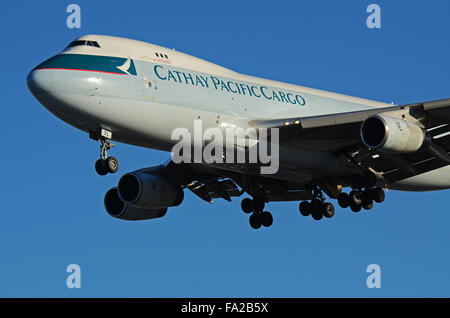 Cathay Pacific Cargo Boeing 747-467F 747 Jumbo Jet Fraghter Flugzeug B-HUL landet in London Heathrow, Großbritannien Stockfoto