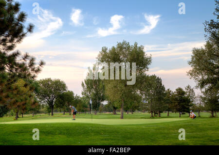Zwei Golfer spielen auf einem Golfplatz. Stockfoto