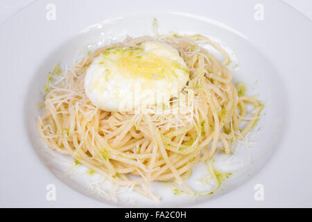 Spiegeleiern, Spaghetti, italienische Küche, Pasta carbonara Stockfoto