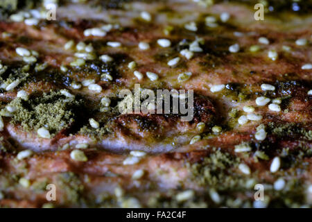 Stapel von traditionellen Palästinensischen Essen namens Manakish bestehend aus Teig mit Olivenöl und Zaatar oder Zatar ist eine Mischung aus Kräutern, Sesam und Salz. Altstadt Jerusalem, Israel Stockfoto