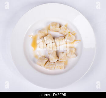 Faul Knödel von Frischkäse mit saurer Sahne Stockfoto