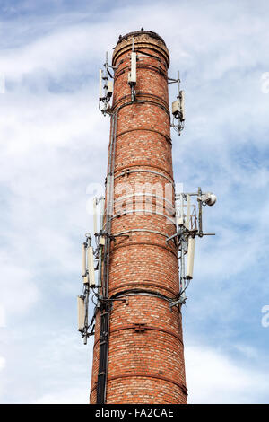 Alten gemauerten Schornstein mit Antennen des Mobilfunkes Stockfoto