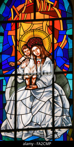 Glasmalerei-Fenster Darstellung der Madonna mit Kind in der Kathedrale von Madrid, Spanien. Stockfoto