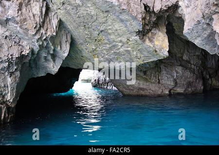 Meer Höhlen und Felsformationen an der Küste der Insel Capri, Italien Stockfoto