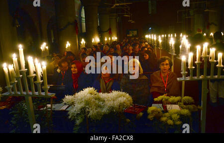 Lahore, Pakistan. 19. Dezember 2015. Pakistanische Christen besuchen den vorweihnachtlichen sonntäglichen Gottesdienst in der Kathedrale-Kirche vor Weihnachten in Lahore. Weihnachten feierte man in Pakistan wie anderswo in der Welt, T erweitern sie Liebe und Fürsorge für die Armen. © Rana Sajid Hussain/Pacific Press/Alamy Live-Nachrichten Stockfoto