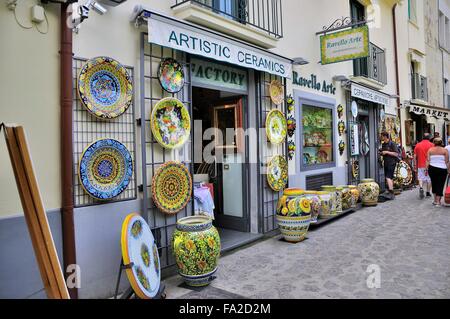 Keramik Shop in der engen Gassen der kleinen Läden in den Berghang Stadt Ravello in Italien Stockfoto