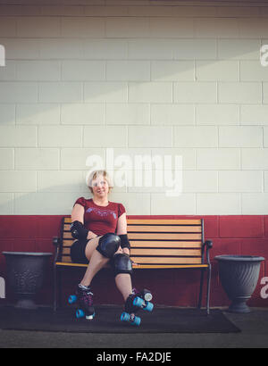 Roller Derby, Roller Skating Frau außerhalb der Roller Rink mit Rollschuhen auf. Stockfoto