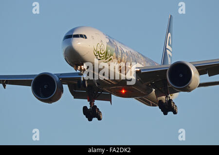 Air New Zealand Boeing 777 -319 (er) - Jet Airliner Flugzeug ZK-OKP trägt ein spezielles "The Hobbit"-System, das hier in Heathrow landet Stockfoto