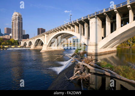 Third Avenue Brücke über Fluss Mississippi über dem unteren Saint Anthony Falls in Minneapolis Minnesota Stockfoto