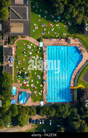 Luftaufnahme, Förderverein Freibad-Neheim E.v., Schwimmen in Arnsberg, Schwimmer, Schwimmbad, Liegewiese, Sonnenschirme, Badegäste, Stockfoto