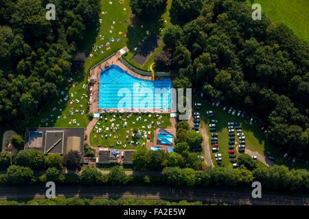 Luftaufnahme, Förderverein Freibad-Neheim E.v., Schwimmen in Arnsberg, Schwimmer, Schwimmbad, Liegewiese, Sonnenschirme, Badegäste, Stockfoto