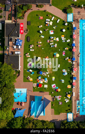 Luftaufnahme, Förderverein Freibad-Neheim E.v., Schwimmen in Arnsberg, Schwimmer, Schwimmbad, Liegewiese, Sonnenschirme, Badegäste, Stockfoto
