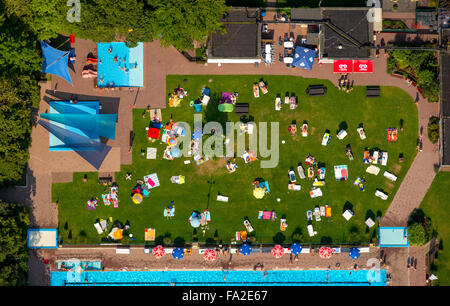 Luftaufnahme, Förderverein Freibad-Neheim E.v., Schwimmen in Arnsberg, Schwimmer, Schwimmbad, Liegewiese, Sonnenschirme, Badegäste, Stockfoto