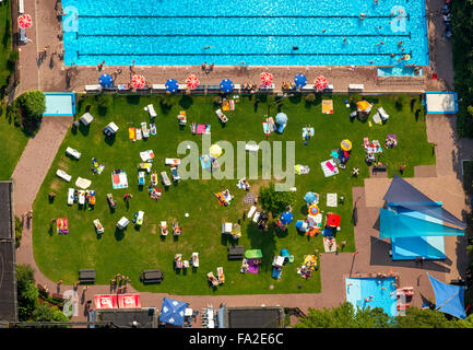 Luftaufnahme, Förderverein Freibad-Neheim E.v., Schwimmen in Arnsberg, Schwimmer, Schwimmbad, Liegewiese, Sonnenschirme, Badegäste, Stockfoto
