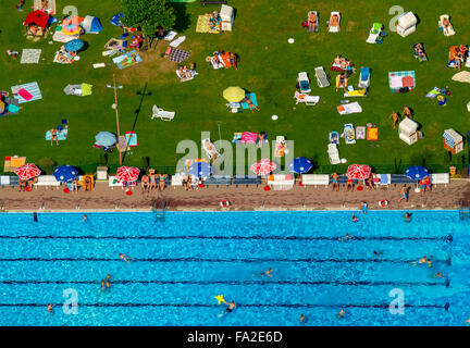 Luftaufnahme, Förderverein Freibad-Neheim E.v., Schwimmen in Arnsberg, Schwimmer, Schwimmbad, Liegewiese, Sonnenschirme, Badegäste, Stockfoto