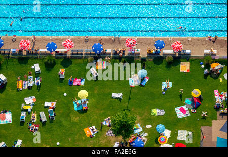 Luftaufnahme, Förderverein Freibad-Neheim E.v., Schwimmen in Arnsberg, Schwimmer, Schwimmbad, Liegewiese, Sonnenschirme, Badegäste, Stockfoto