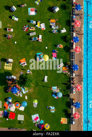 Luftaufnahme, Förderverein Freibad-Neheim E.v., Schwimmen in Arnsberg, Schwimmer, Schwimmbad, Liegewiese, Sonnenschirme, Badegäste, Stockfoto