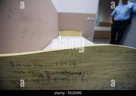 Die Inschrift "Ich Krieg Hier bin 7.04.04 Nach 12 Jahren Deutschland" (lt. Ich war hier 7.04.04 nach zwölf Jahren in Deutschland) kann man auf ein Bett in den gemeinsamen Raum in einem Abschnitt von der deutschen Bundespolizei am Frankfurter Flughafen in Frankfurt am Main, 07 Decemeber 2015 kontrolliert. Foto: ANDREAS ARNOLD/dpa Stockfoto