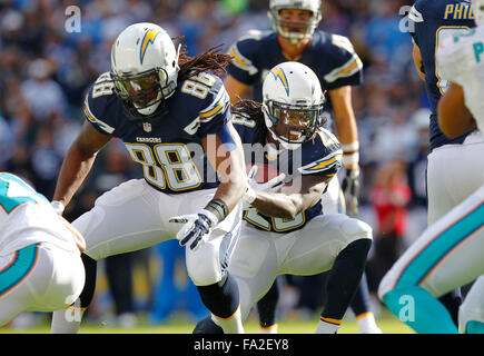 San Diego, CA, USA. 20. Dezember 2015. SAN DIEGO, CA - 20. Dezember 2015 - Ladegeräte Melvin Gordon läuft der Ball gegen die Dolphins. Bildnachweis: K.c. Alfred/U-T San Diego/ZUMA Draht/Alamy Live-Nachrichten Stockfoto