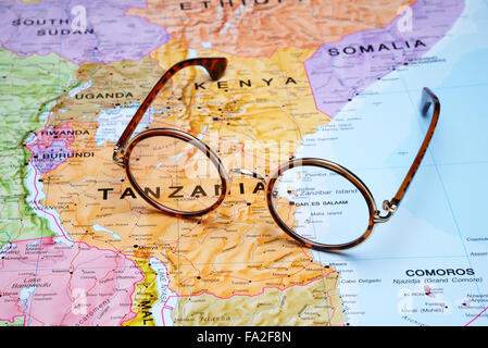 Gläser auf einer Karte - Dar Es Salaam Stockfoto