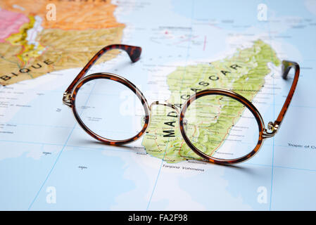 Gläser auf einer Karte - Madagaskar Stockfoto