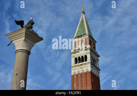 Am Markusplatz Glockenturm und geflügelten Löwen, zwei der berühmtesten Wahrzeichen von Venedig Stockfoto