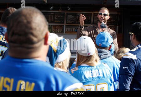 San Diego, USA. 20. Dezember 2015. SAN DIEGO, 20. Dezember 2015 | Ehemaliger Ladegeräte Spieler Nick Hardwick im Gespräch mit Fans auf dem Parkplatz vor dem Ladegeräte-Spiel gegen die Miami Dolphins im Qualcomm Stadium in San Diego am Sonntag. | -Obligatorische Photo Credit: Foto von Hayne Palmour IV/San Diego Anschluß-Tribüne, LLC Credit: Hayne Palmour Iv/U-T San Diego/ZUMA Draht/Alamy Live-Nachrichten Stockfoto