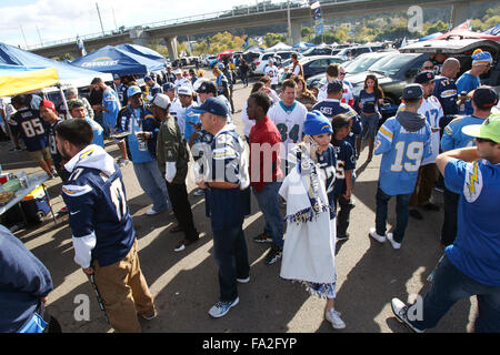 San Diego, USA. 20. Dezember 2015. SAN DIEGO, 20. Dezember 2015 | Ladegeräte-Fans vermischen sich, wie sie auf dem Parkplatz vor dem Ladegeräte-Spiel gegen die Miami Dolphins im Qualcomm Stadium in San Diego am Sonntag Heckklappe. | -Obligatorische Photo Credit: Foto von Hayne Palmour IV/San Diego Anschluß-Tribüne, LLC Credit: Hayne Palmour Iv/U-T San Diego/ZUMA Draht/Alamy Live-Nachrichten Stockfoto