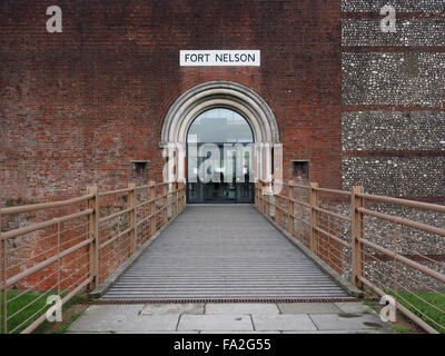 Der Haupteingang und die Fußgängerbrücke zu Thr Royal Armouries Museum in Fort Nelson, Portsmouth, England Stockfoto