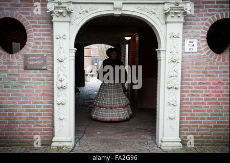 Deventer, Niederlande. 20 Dez, 2015. Wie in jedem Jahr um dieses Datum, dem 19. jahrhundert Welt der englische Schriftsteller Charles Dickens erlebt in der schönen holländischen Stadt Deventer. Credit: Romy Arroyo Fernandez/Alamy leben Nachrichten Stockfoto