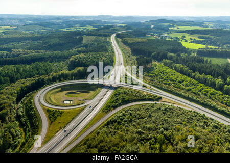 Luftbild, Autobahndreieck B54 und A4 Autobahnkreuz, Infrastruktur, Wenden, Sauerland, Nord Rhein Westfalen, Deutschland Stockfoto