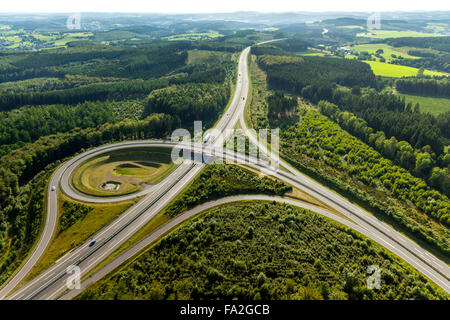 Luftbild, Autobahndreieck B54 und A4 Autobahnkreuz, Infrastruktur, Wenden, Sauerland, Nord Rhein Westfalen, Deutschland Stockfoto