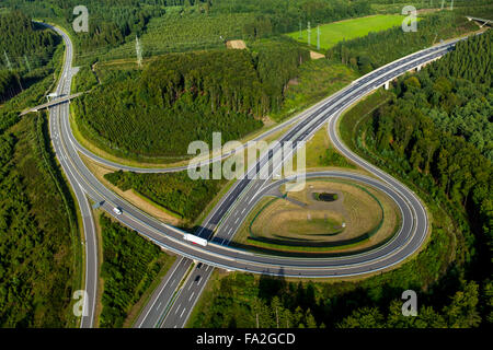 Luftbild, Autobahndreieck B54 und A4 Autobahnkreuz, Infrastruktur, Wenden, Sauerland, Nord Rhein Westfalen, Deutschland Stockfoto