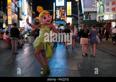 Tinkerbell nachts am Times Square, New York. Stockfoto