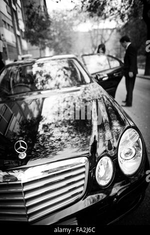 Hochzeit Luxus Mercedes Benz chauffeur angetriebene Limousine Auto fahren auf Ehe Tag Foto. Stockfoto