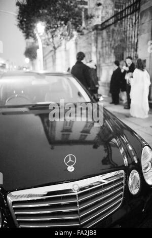 Hochzeit Luxus Mercedes Benz chauffeur angetriebene Limousine Auto fahren auf Ehe Tag Foto. Stockfoto